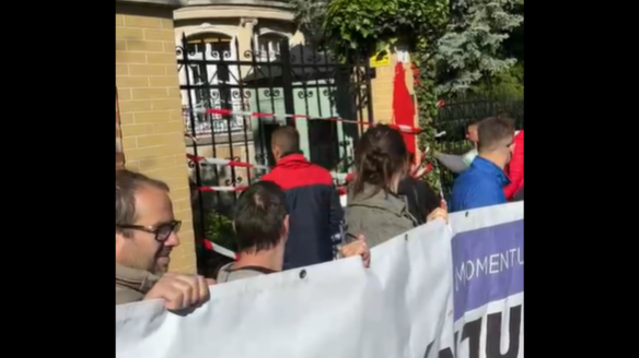 A Momentum vörös festékkel borította be a Szuverenitást, ezzel blokád alá helyezve azt.