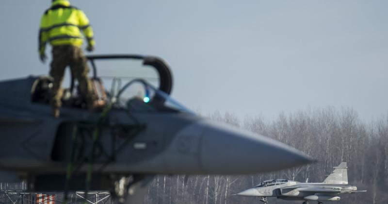 Kecskemét katonai repülőterére betörtek, és a tolvajok vadászgépek alkatrészeit vitték magukkal. Az eset felkeltette a hatóságok figyelmét, hiszen az ilyen jellegű lopások komoly biztonsági kockázatot jelenthetnek.