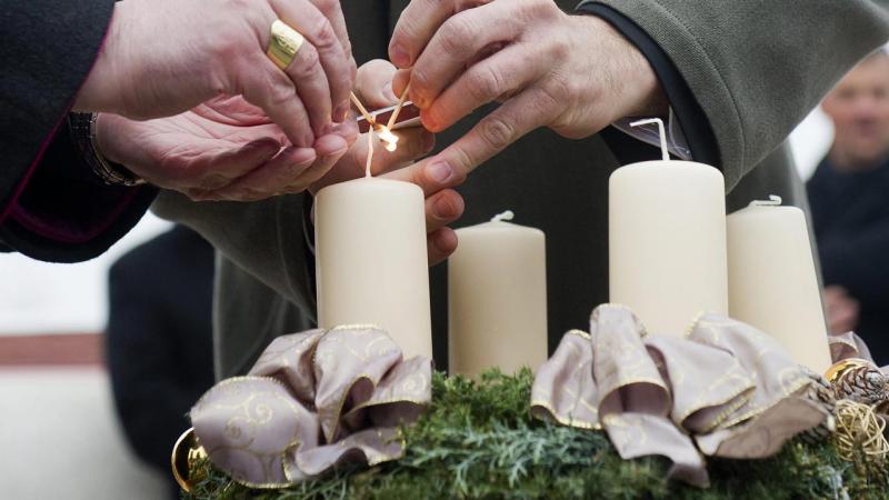 Ma ünnepeljük az advent első vasárnapját, amely a várakozás és az előkészületek időszakának kezdetét jelzi. Íme 5+1 izgalmas tény az adventi időszakról, amelyek még különlegesebbé teszik ezt az időt:

1. **A gyertya fénye**: Az adventi koszorú hagyománya 