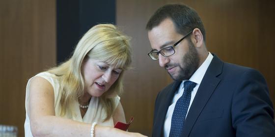 Stark Tamás történész véleménye szerint Schmidt Mária a történelemkutatás hagyományos módszereit figyelmen kívül hagyta.