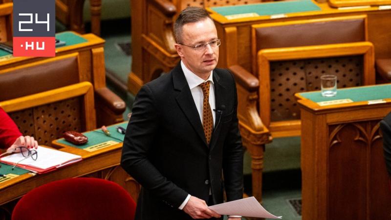 Hadházy Ákos egy érdekes bejegyzést tett közzé, amelyben Szijjártó Péter 90 ezer forintos pólóját emelte ki. A posztjában kifejezte véleményét a luxusruházatról és annak üzenetéről a közéletben.