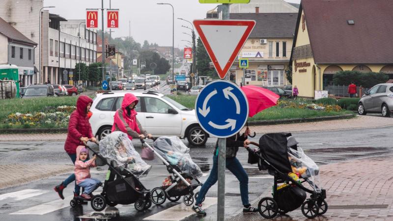 Meglepetés érte a közvéleményt, amikor az NGM váratlanul bejelentette, hogy az idősebb, négy vagy annál több gyermekes anyák nem részesülhetnek az szja-kedvezményből.