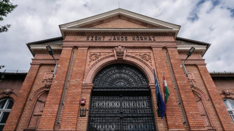 Bár Magyar Péter többször is panaszt tett, a kormány végül mégis lefaragta a kórházi klímafelújítási program költségvetését.