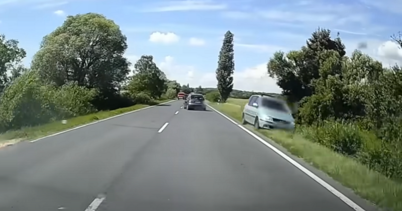 Több száz métert csúszott az árokban, mielőtt egy autó felborult a 84-es főúton.