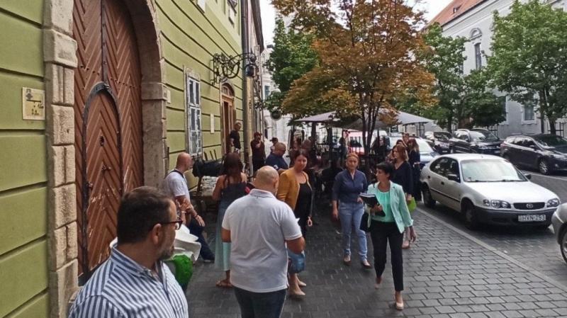 Szerda délelőtt váratlanul végrehajtók tűntek fel a Budai Vár híres történelmi cukrászdája előtt.