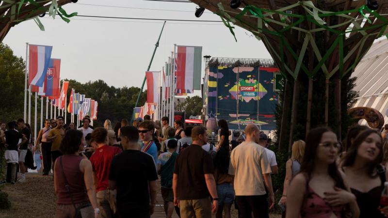 **Fesztiváli pillanatok: Futás, menekülés és a sötét oldal a Sziget színpadán – Galéria**

A Sziget fesztivál mindig is a zene, a kultúra és a szabad szellem ünnepe volt, de az idei esemény különösen emlékezetesre sikeredett. A fesztivál színpadán nemcsak