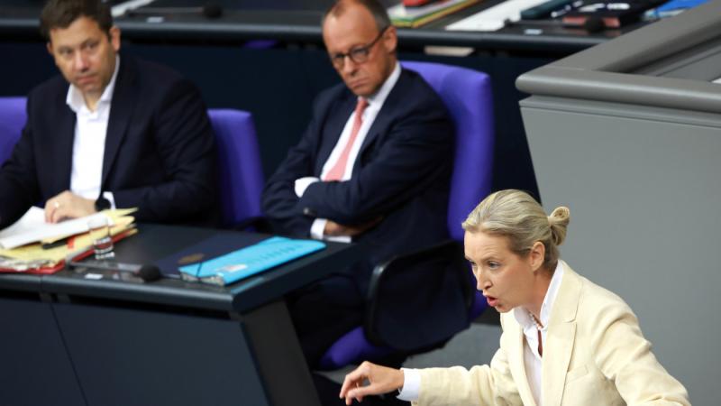 A CDU/CSU és az AfD népszerűségi rangsorában már szoros versenyt futnak egymással a német parlamenti pártok.