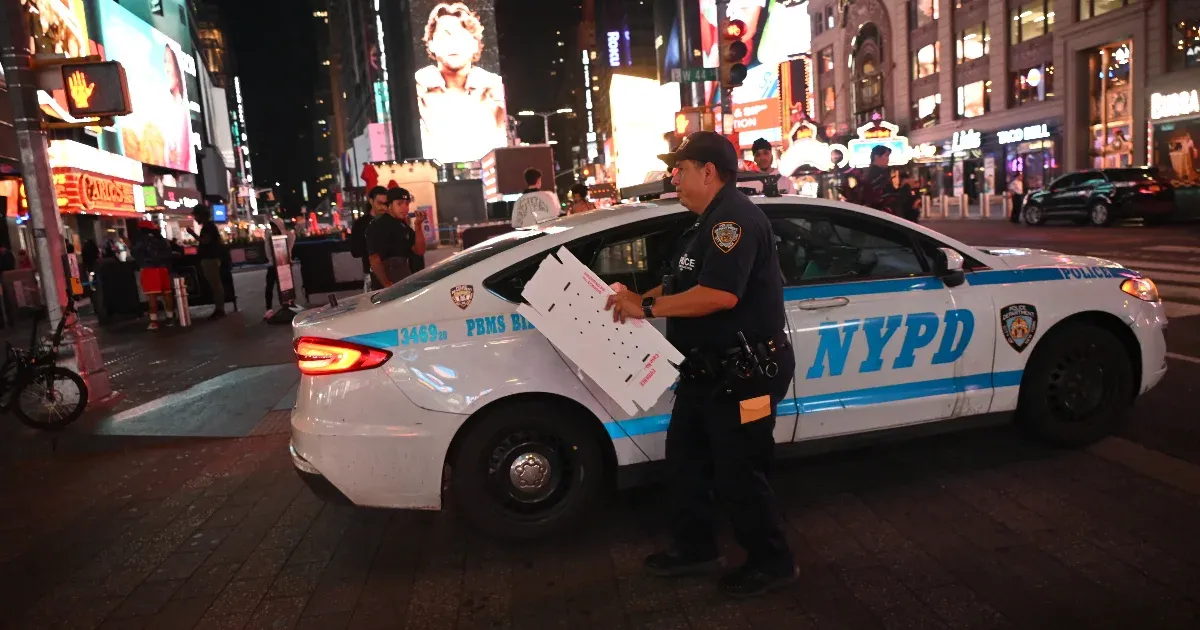 A Times Square-en lövöldözés történt, amelynek következtében a rendőrség őrizetbe vett egy 17 éves fiút.
