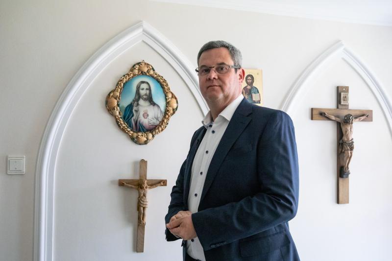 A Magyar Orvosi Kamara (MOK) véleménye szerint Takács Péter olyan kommunikációt alkalmaz, amely a szocializmus időszakában megszokott, káros hatalmi mechanizmusokra emlékeztet, és ezzel feszültséget teremt az orvosi közösségben.