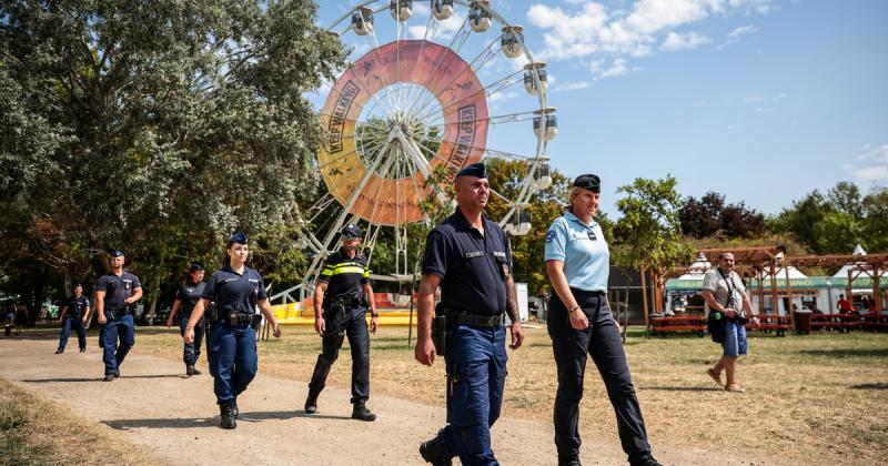 A Sziget fesztiválon nemcsak a zenei élmények, hanem a jogi problémák is felszínre kerültek, hiszen körözött személyek és szexuális bűncselekmények miatt keresett egyének is a hatóságok hálójába kerültek.