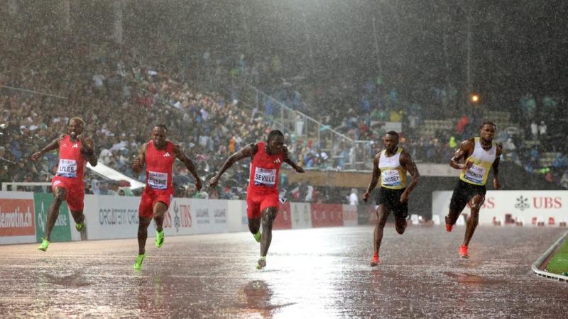 Záporos esőben, 9.87 másodperces sprinttel diadalmaskodott a jamaicai sprinter – utcahosszal előzte meg ellenfeleit!