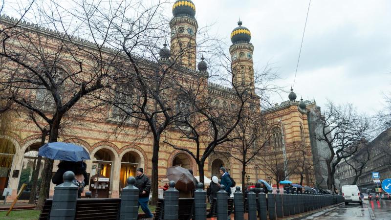 Viharos testületi ülésre számíthatunk a VII. kerületben: a polgármester megpróbálja megakadályozni a Belső-Erzsébetváros kiválásáról tervezett népszavazást, míg a rabbik határozottan kitartanak a nép véleménye mellett.
