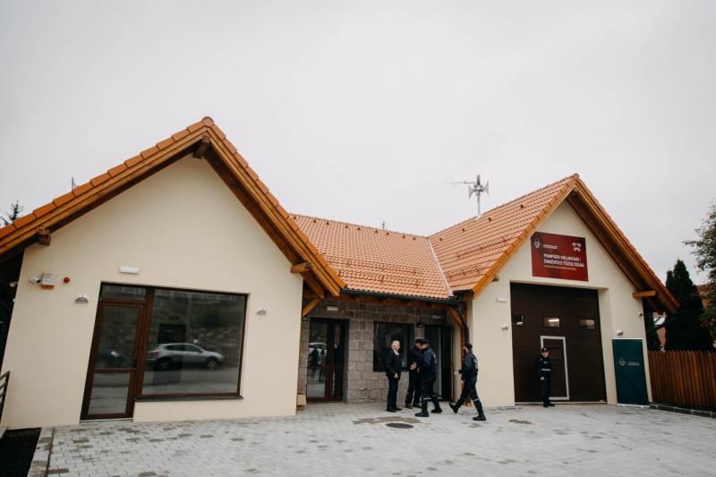 Hargitafürdőn ünnepélyes keretek között megnyitották az új, többfunkciós tűzoltószertárt, amely számos új lehetőséget kínál a helyi közösség számára. Az esemény alkalmával a résztvevők megismerkedhettek a modern létesítmény által nyújtott szolgáltatásokka