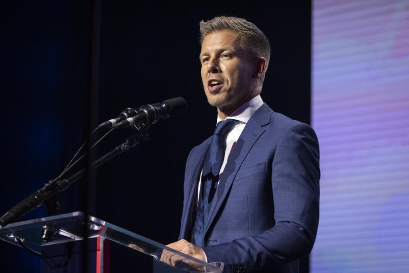 Magyar Péter ambiciózus tervekkel lép elő, amelynek középpontjában az egészségügy fejlesztése áll. A jövőben 500 milliárd forintos forrást kíván mozgósítani, hogy modern szuperkórházakat építsenek, és ezzel együtt jelentősen csökkentsék a várólistákat. Cé